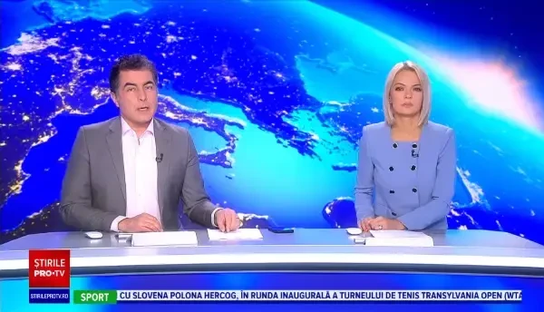 Inconștiență maximă. Momentul în care un șofer de autocar spulberă barierele la o trecere cu calea ferată din Prahova