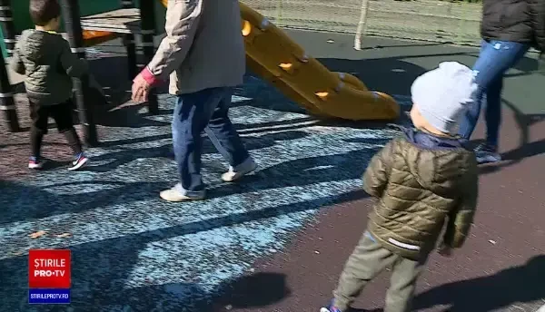 Vacanța de două săptămâni impusă de autorități pune părinții în dificultate. „Foarte greu cu serviciul, greu cu copilul”