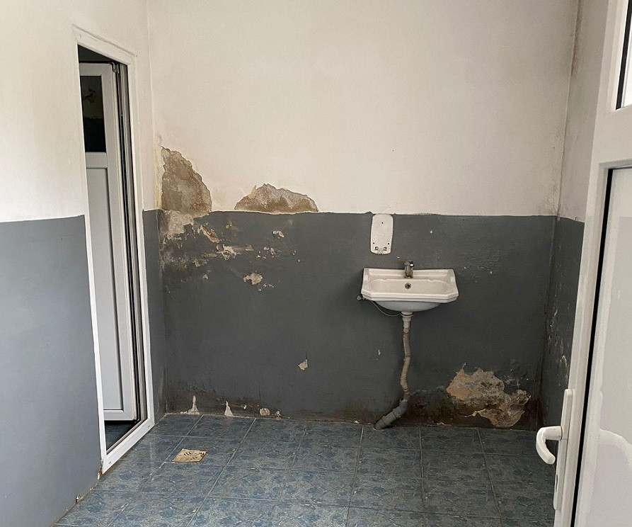 Renovarea școlii din Lădăuți cu ajutorul celor care folosesc serviciul "Livrare prin OLX", "o minune" pentru directorul ei