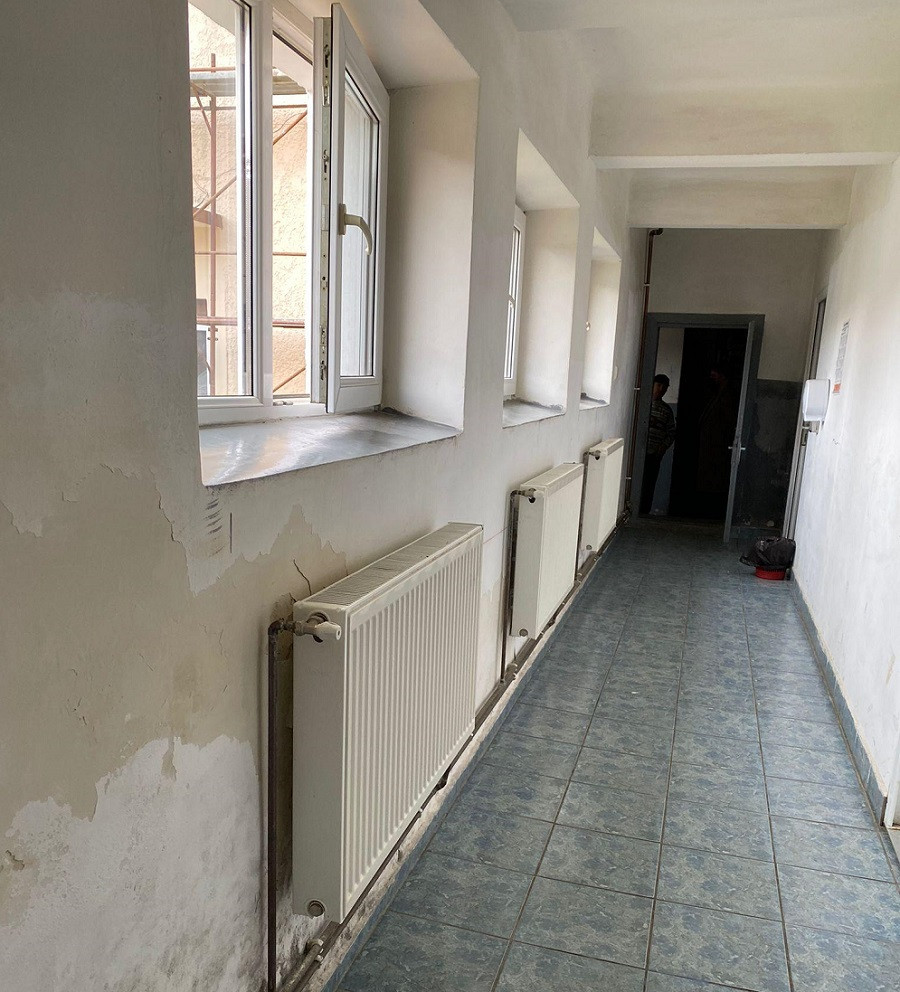 Renovarea școlii din Lădăuți cu ajutorul celor care folosesc serviciul "Livrare prin OLX", "o minune" pentru directorul ei