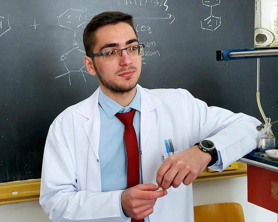 Renovarea școlii din Lădăuți cu ajutorul celor care folosesc serviciul "Livrare prin OLX", "o minune" pentru directorul ei