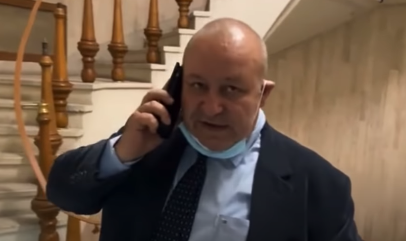 VIDEO. Liderul senatorilor PNL, prins când fuma ilegal în Parlament de George Simion: ”Ești un jeg”
