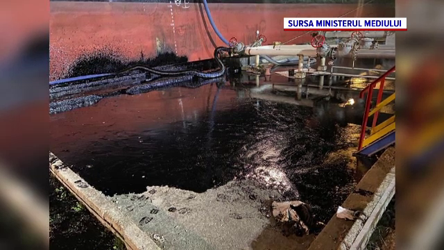 Poluare gravă cu păcură în Portul Midia Năvodari. O tonă de combustibil a ajuns în apă