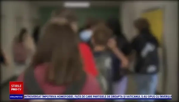 Ticurile provocate de TikToK și alte rețele sociale. Medicii avertizează tinerii să mai lase telefonul