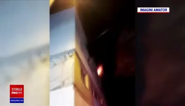 O fată de 15 ani a sărit de la etajul patru, în Tulcea. Incendiul îi cuprinsese apartamentul
