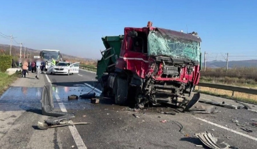 Accident cumplit pe DN1C. Două persoane au ajuns la spital cu răni grave