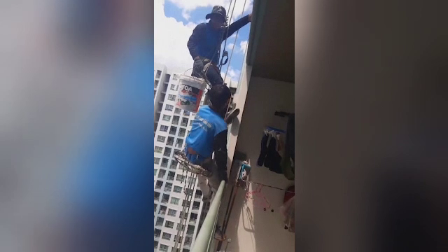 Doi muncitori care lucrau pe un zgârie-nori, la un pas de moarte după ce o femeie le-a tăiat frânghia. Ce a deranjat-o