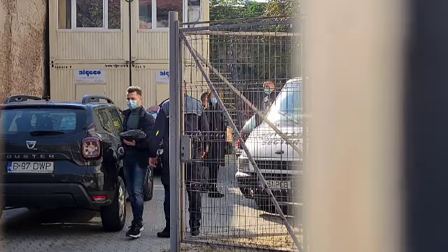 Șeful centrului din București unde s-au înregistrat vaccinări fictive, reținut. Lua și 900 de lei pentru un certificat fals