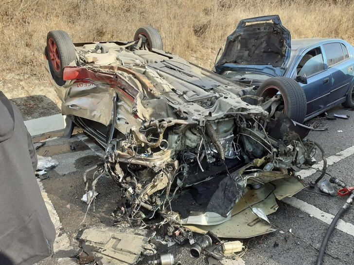 Accident cu un mort şi șase răniţi la intrarea în Huși. Trei mașini au fost implicate