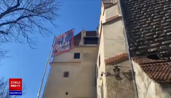 Pandemia nu a ținut turiștii departe de reședința Contelui Dracula în ziua de Halloween. Cozi și aglomerație la Castelul Bran