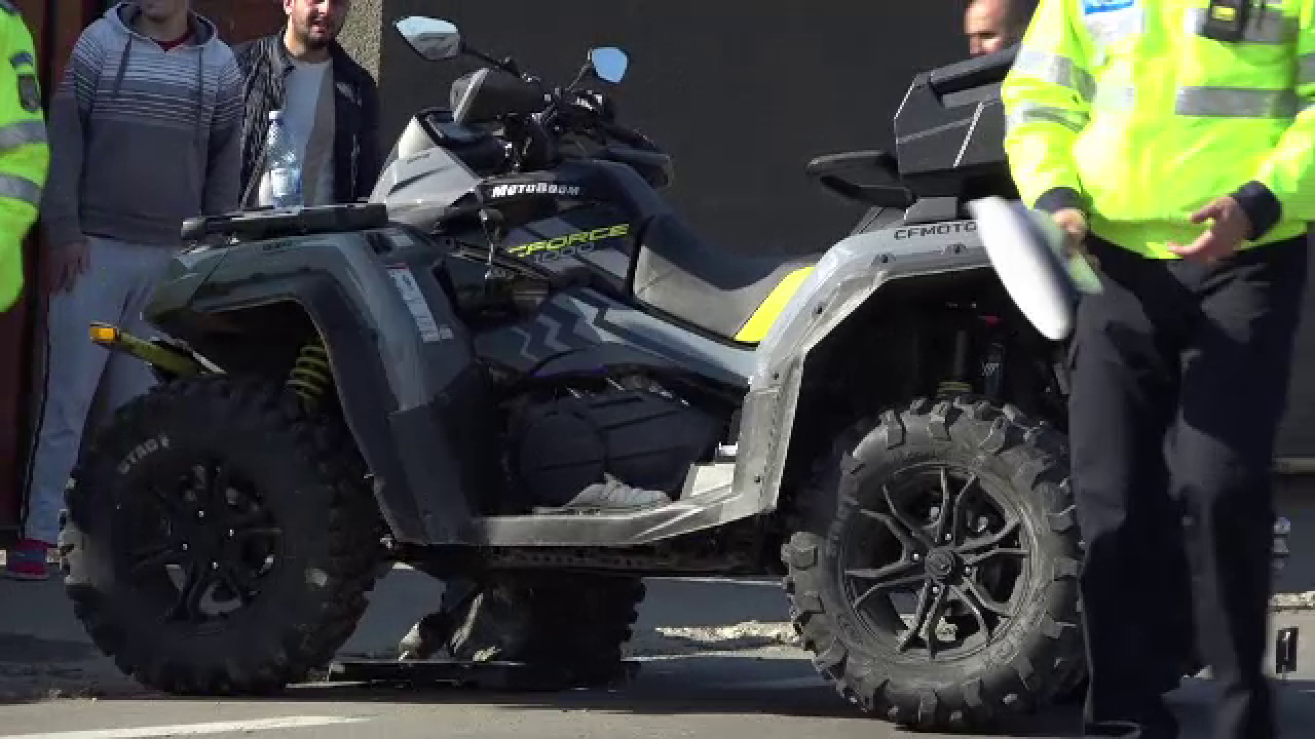 Un bărbat a murit, după ce a intrat cu ATV-ul în poarta unei case, chiar sub ochii soției