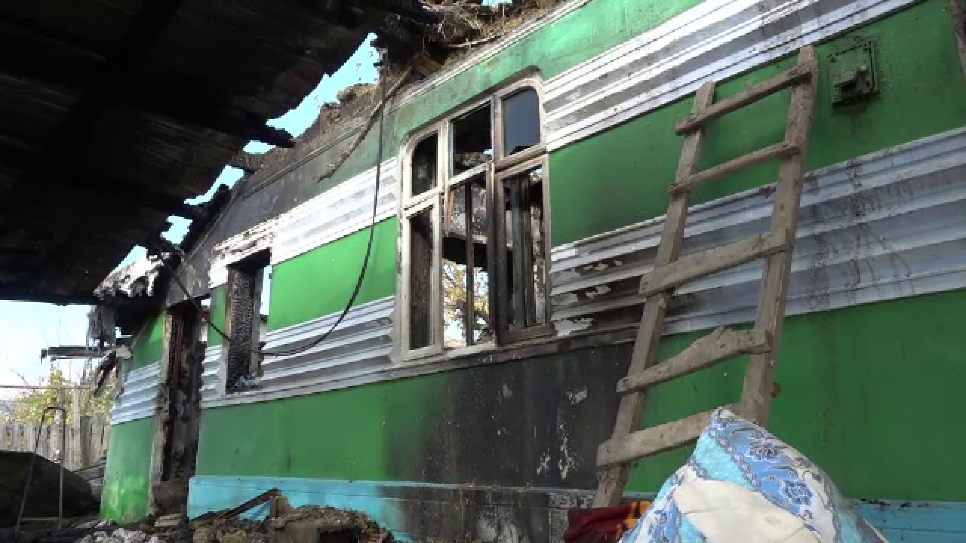 O femeie de 86 de ani a murit carbonizată, după ce casa în care locuia a luat foc. Bătrâna locuia singură