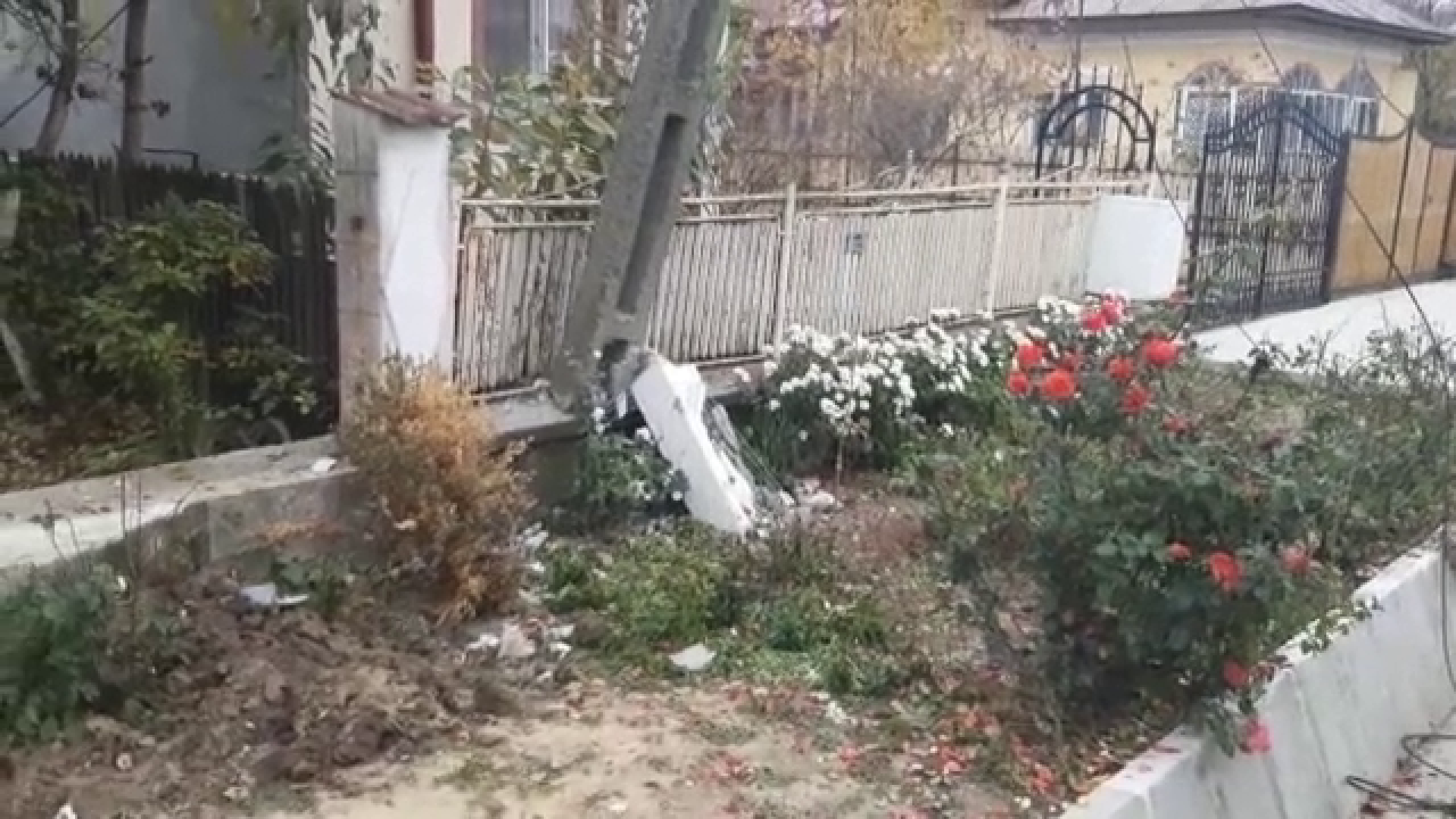 Un sofer din Dâmbovița fără certificat a fugit de poliție, a rupt gardul unei case și s-a oprit cu mașina într-un stâlp