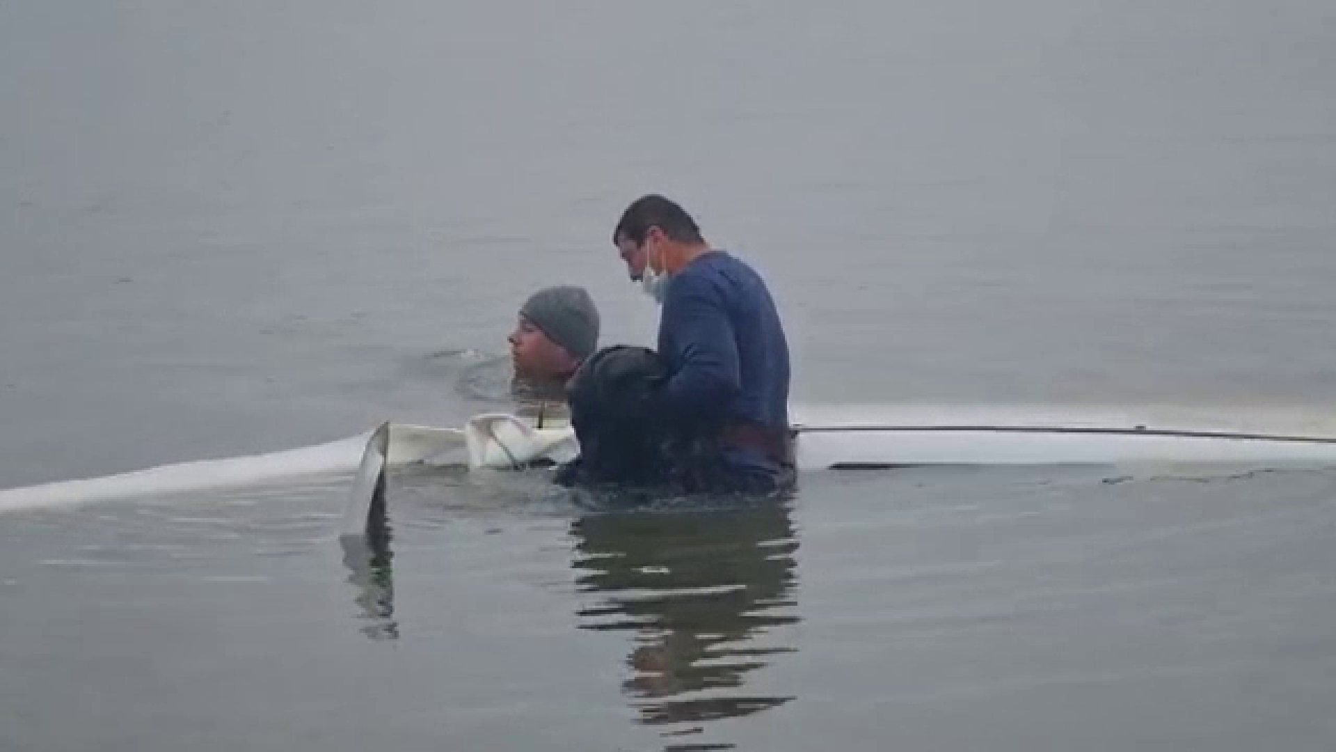 Un pescar care dormea în mașină a fost la un pas de înec. Autoturismul a luat-o la vale spre lac