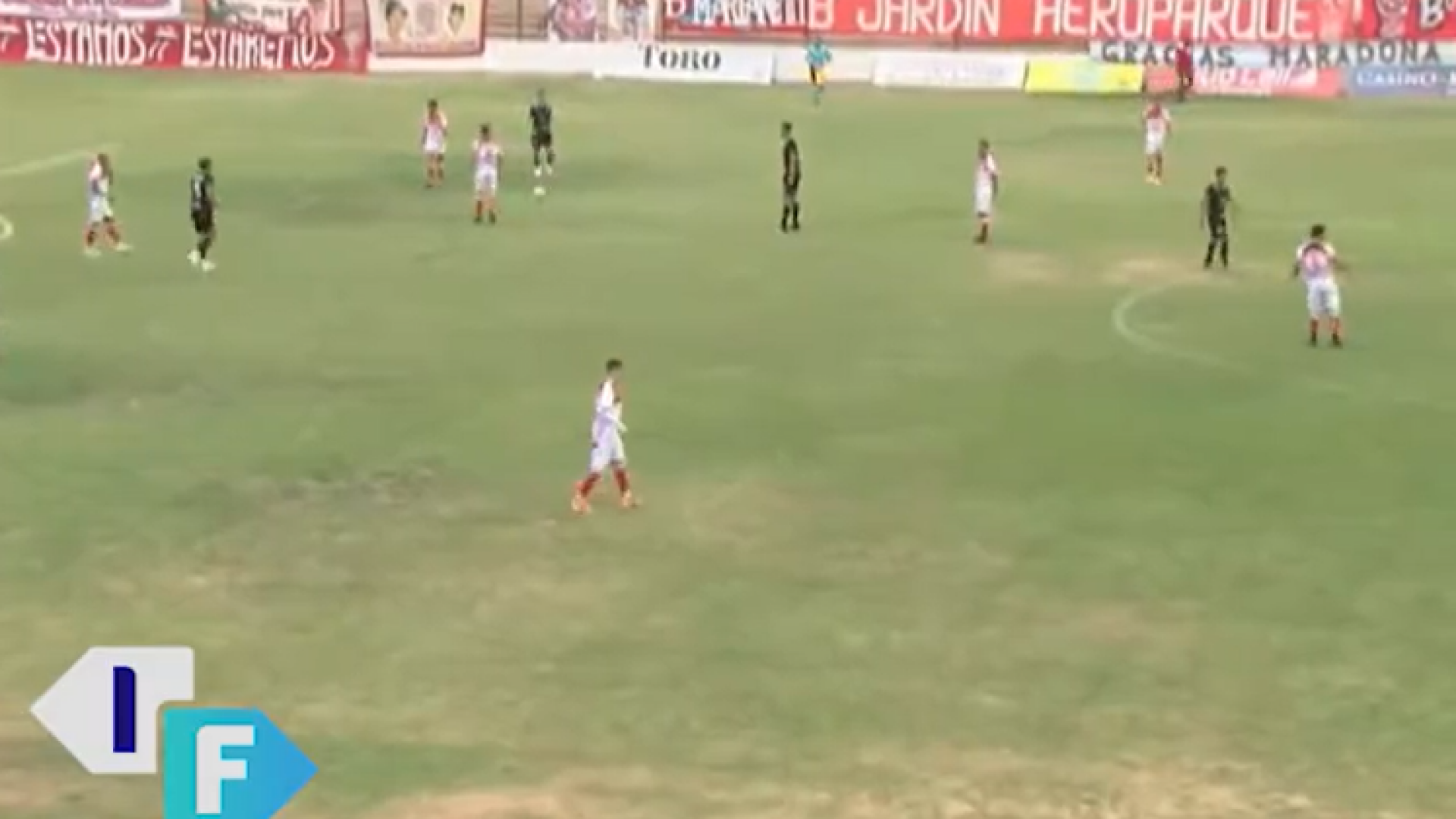 VIDEO Un antrenor de fotbal din Argentina a fost împușcat în timpul unui meci. Jucătorii au fugit de pe teren