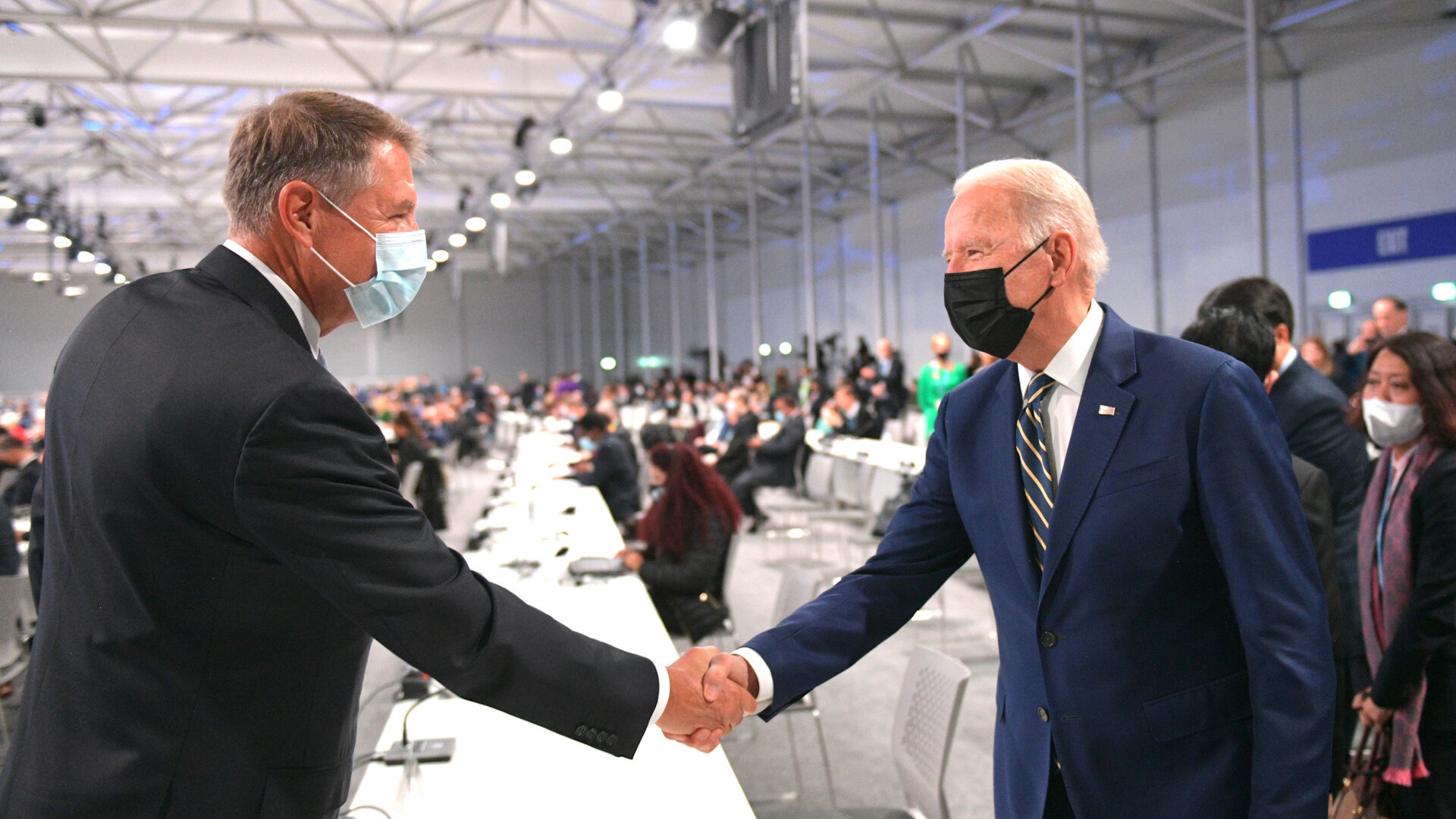 FOTO. Klaus Iohannis s-a salutat cu Joe Biden la summit-ul COP26 pentru climă