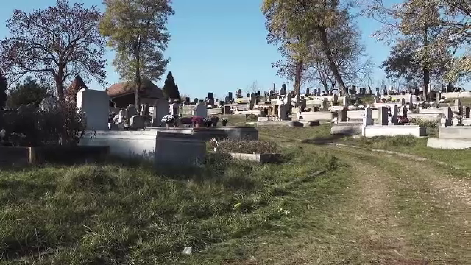 Mai multe morminte dintr-un cimitir din județul Mureș, distruse de hoți