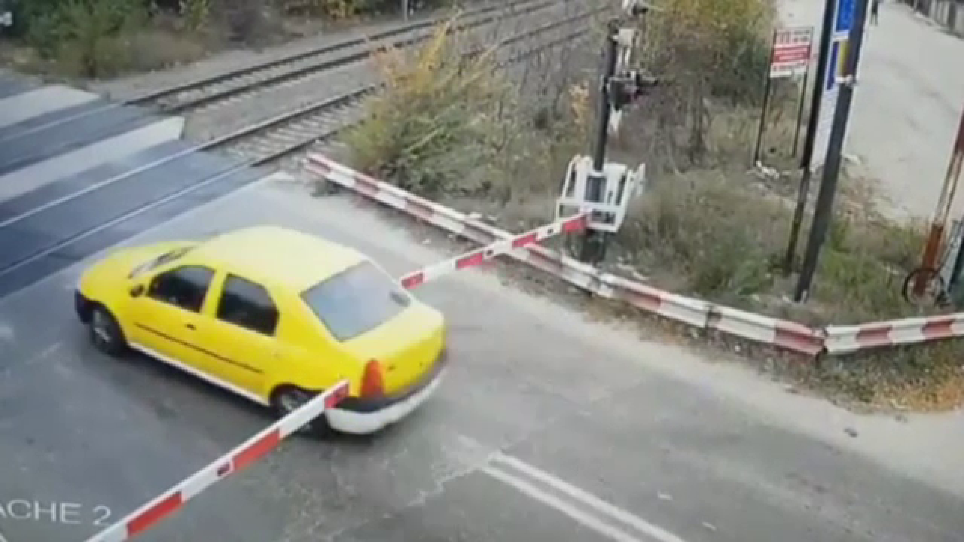 Momentul în care un șofer inconștient forțează traversarea căii ferate printre bariere