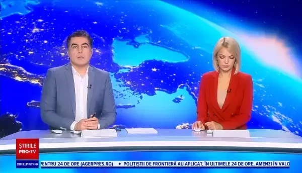 Un sofer din Dâmbovița fără certificat a fugit de poliție, a rupt gardul unei case și s-a oprit cu mașina într-un stâlp