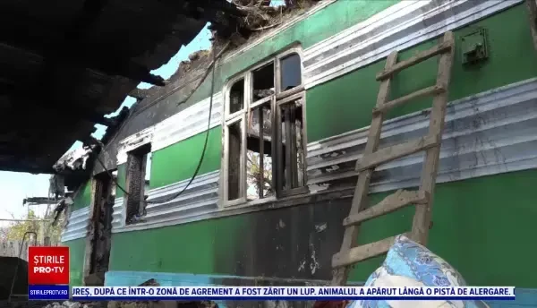 O femeie de 86 de ani a murit carbonizată, după ce casa în care locuia a luat foc. Bătrâna locuia singură