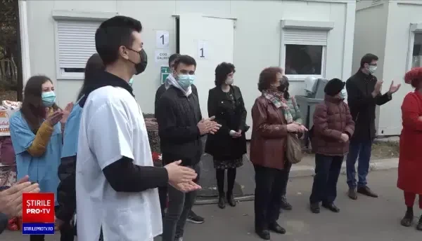 Momente emoționante la un spital din Galați. Voluntarii au aplaudat medicii și le-au oferit flori în semn de recunoștință