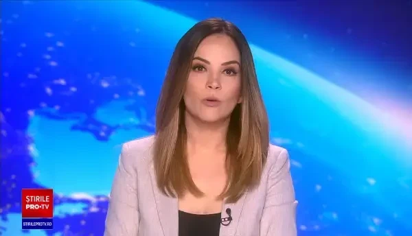 O mașină s-a făcut scrum, chiar sub privirile îngrozite ale proprietarului. De ce a luat foc