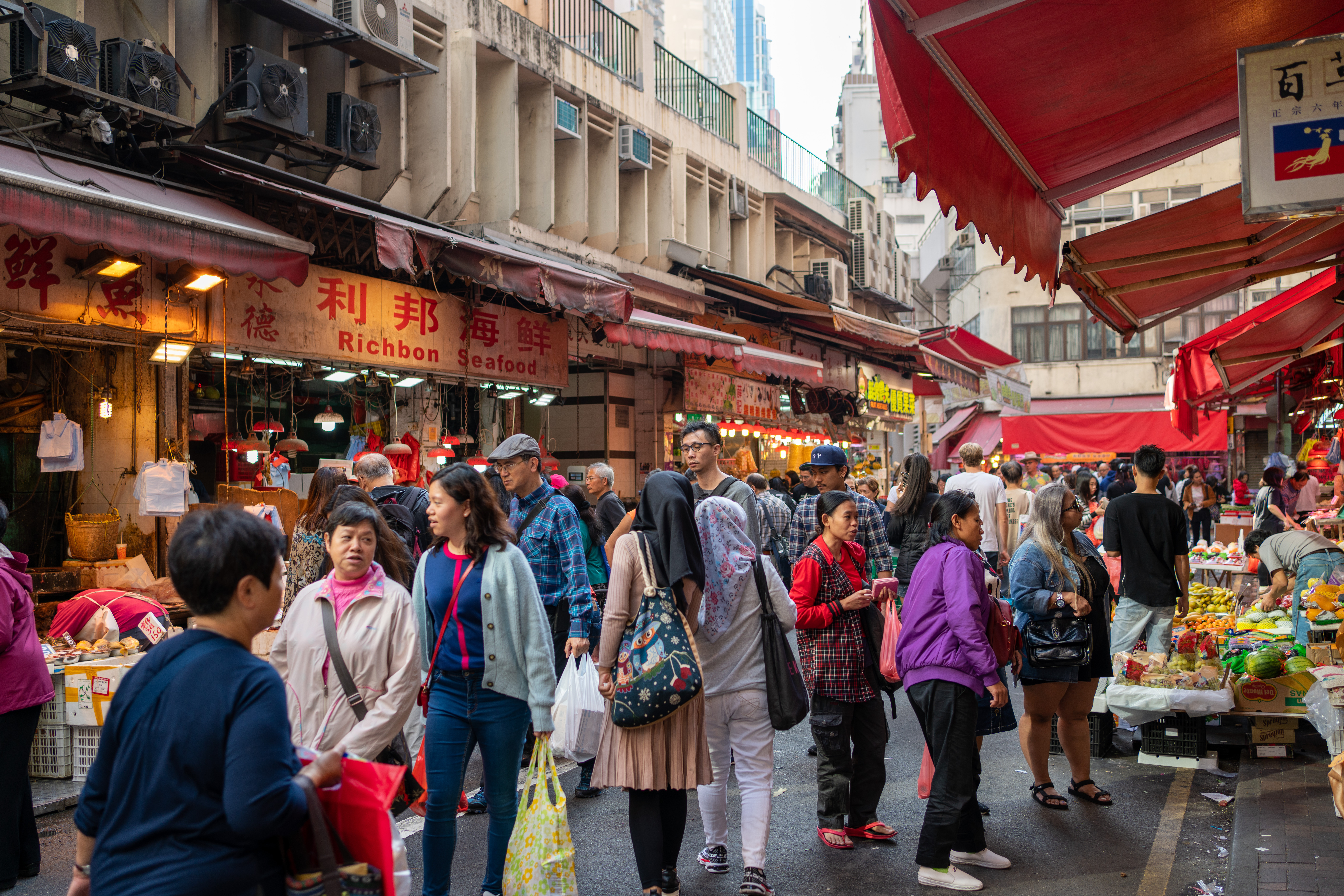 Tot mai mulţi absolvenți din China aleg posturile la stat. Motivele pentru care refuză sectorul privat