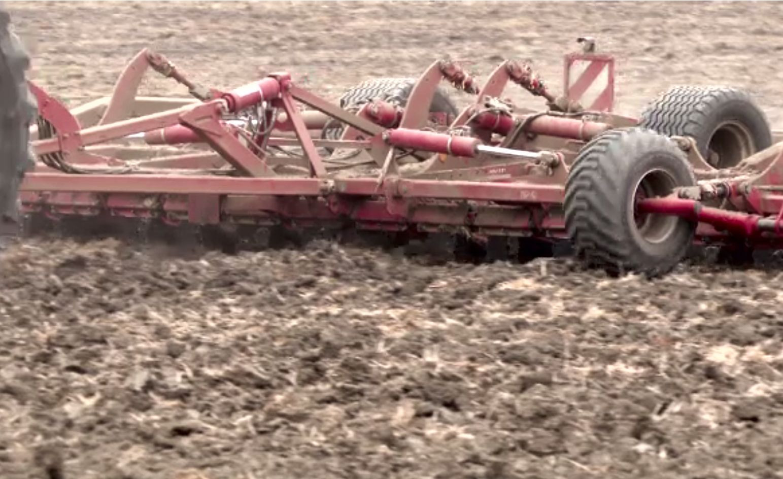 Seceta extremă din Moldova amenință culturile. Un fermier a rupt semănătoarea în bolovani