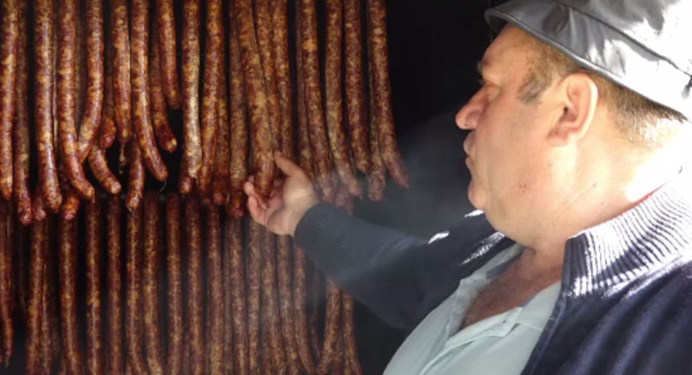 În Maramureș, gospodarii au aprins deja afumătorile. Produsele tradiționale sunt la mare căutare în Europa