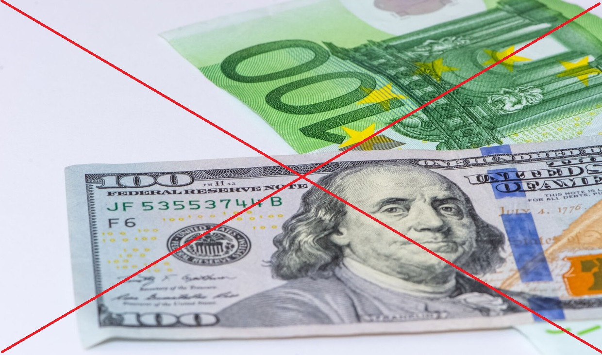 Talibanii au interzis folosirea banilor străini în Afganistan