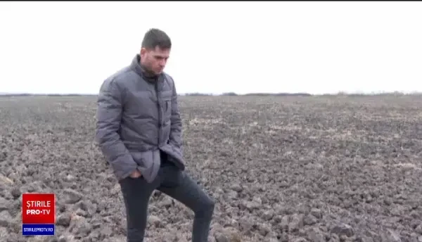 Seceta extremă din Moldova amenință culturile. Un fermier a rupt semănătoarea în bolovani