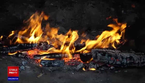 În Maramureș, gospodarii au aprins deja afumătorile. Produsele tradiționale sunt la mare căutare în Europa