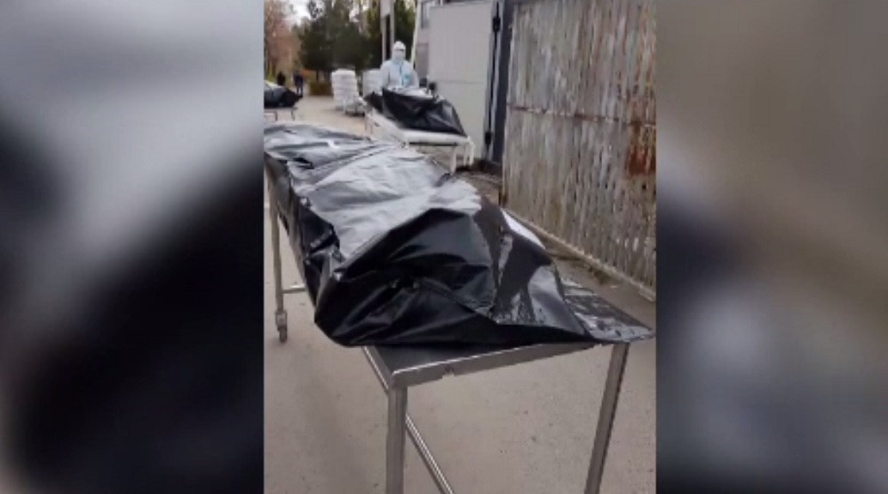 Morga spitalului din Galați este neîncăpătoare. Trupurile celor răpuși de Covid-19, ținute în curte, în așteptarea rudelor