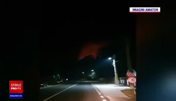 Pădurea de lângă Oituz continuă să ardă. Zona este plină de muniție neexplodată