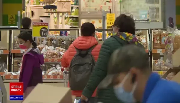 Românii ”trăiesc de pe o zi pe alta”. Trei din zece nu au pus niciun ban deoparte în ultimul an: ”Mâncăm mult”