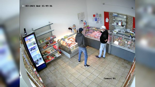 Metodele inedite prin care doi hoți au furat bani de la o vânzătoare. Totul a fost filmat de camerele de supraveghere