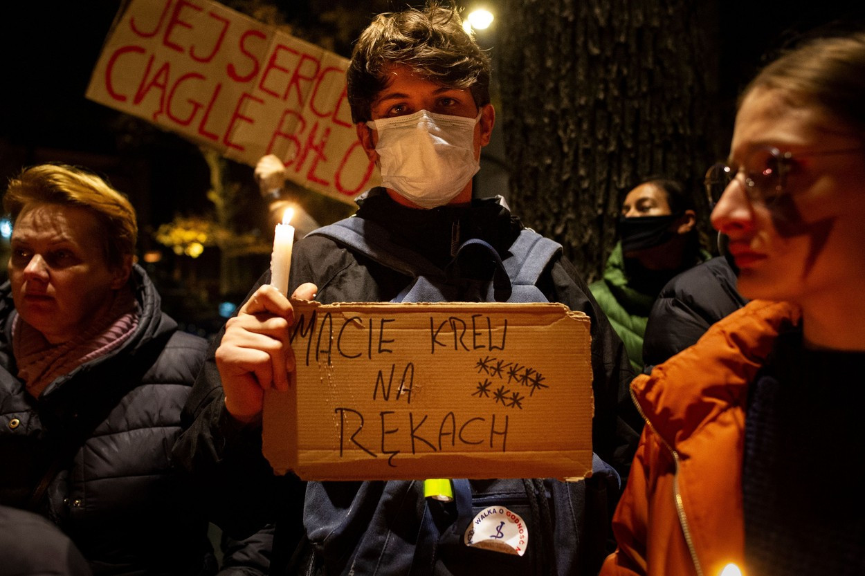 FOTO Proteste în Polonia. O femeie a murit pentru că nu a putut face avort