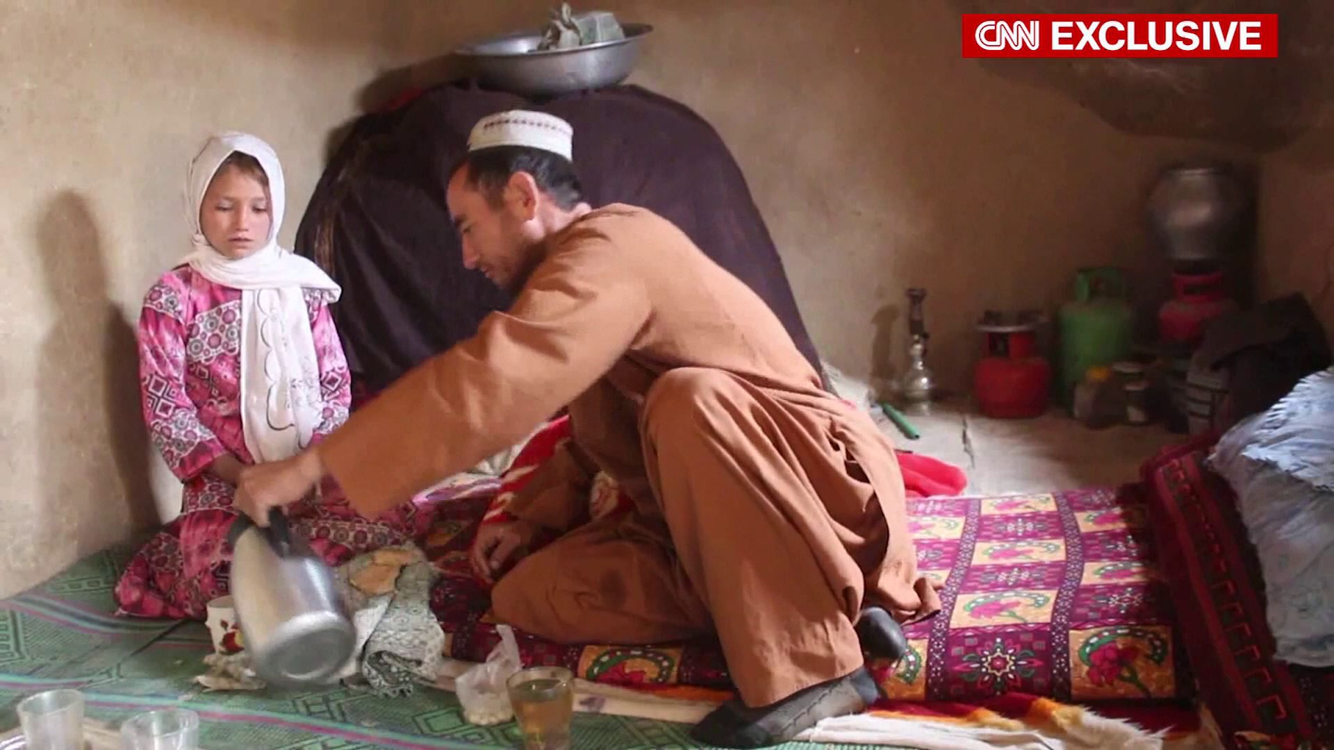 "Ea este mireasa ta. Te rog, nu o bate". Un tată afgan și-a vândut fiica de 9 ani ca să își hrănească familia