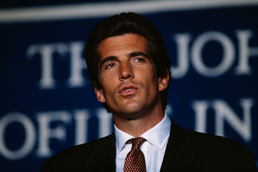 Sute de adepți QAnon au așteptat în zadar îndeplinirea unei profeții: Apariția lui John F. Kennedy Jr., mort de 22 de ani