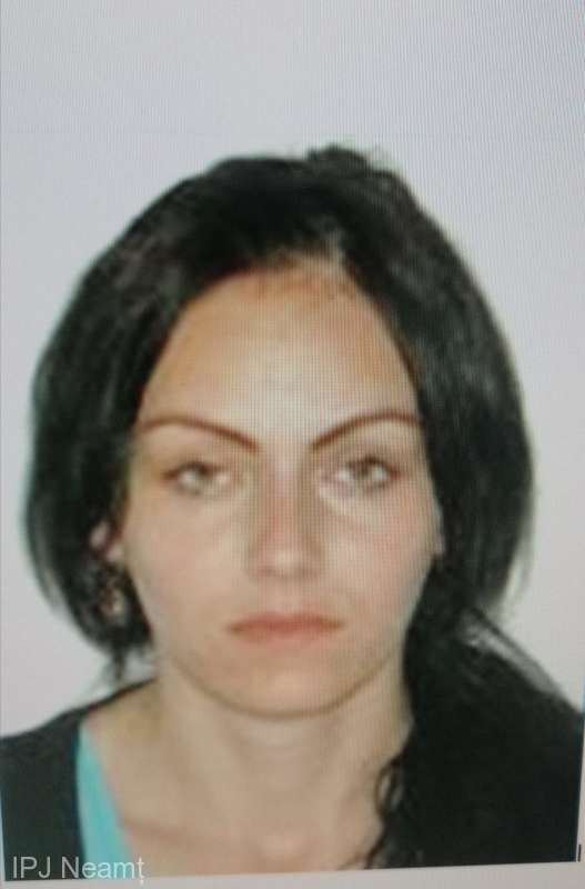 O tânără reținută după ce a furat carduri în Italia a evadat de sub escorta polițiștilor din Bacău. Ce făceau oamenii legii