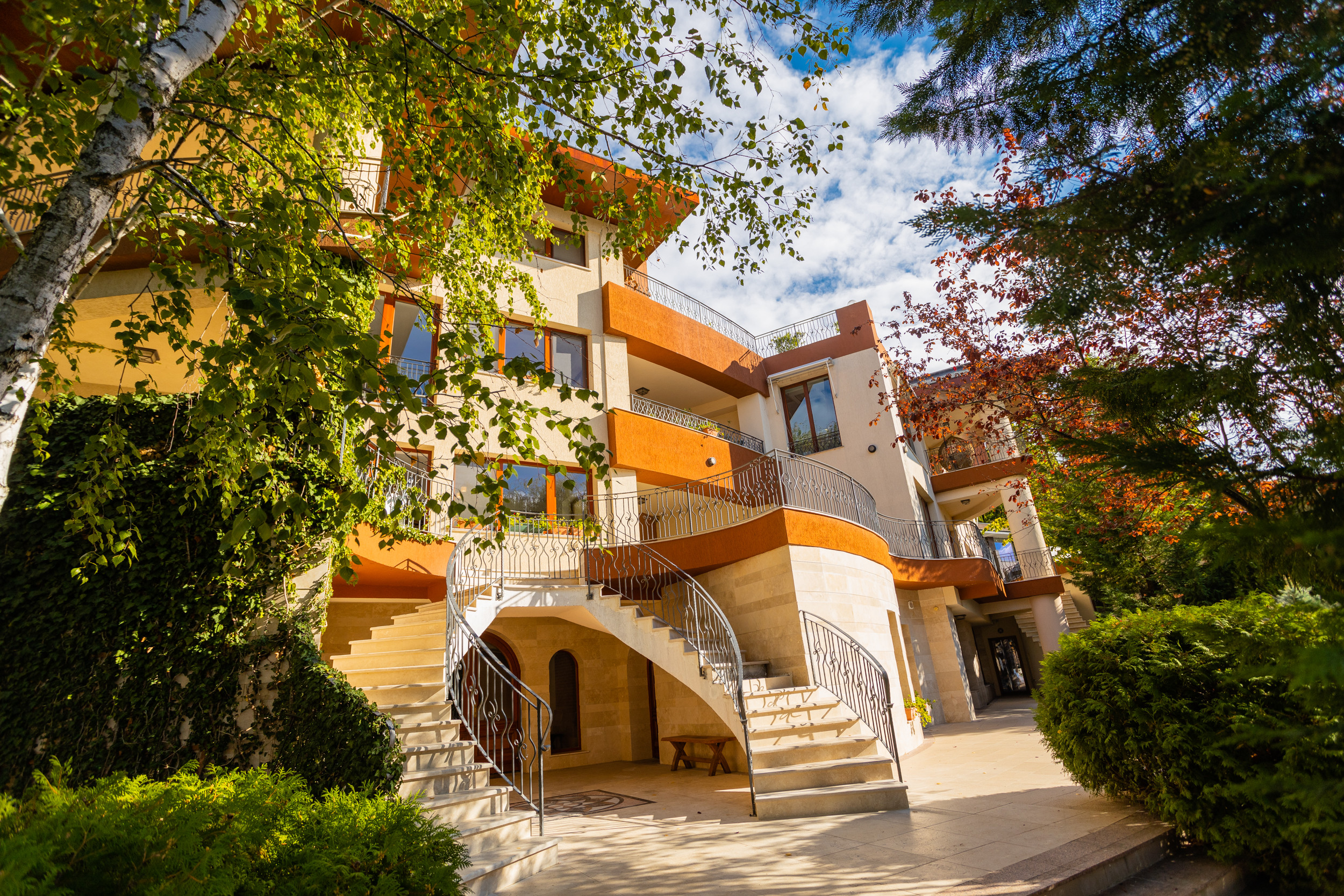 GALERIE FOTO. O proprietate de pe malul lacului Snagov a fost scoasă la vânzare pentru fabuloasa sumă de 4.200.000 de euro