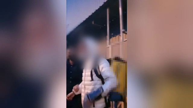 Un curier din Capitală a fost încătușat de polițiști când se pregătea de o livrare. Tânărul era căutat din primăvară