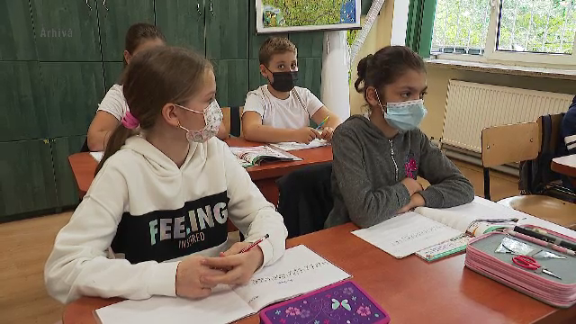 Începe școala de luni, iar părinții caută soluții pentru copiii care trebuie să rămână acasă: „Nu ştiu, contactăm bunicii”