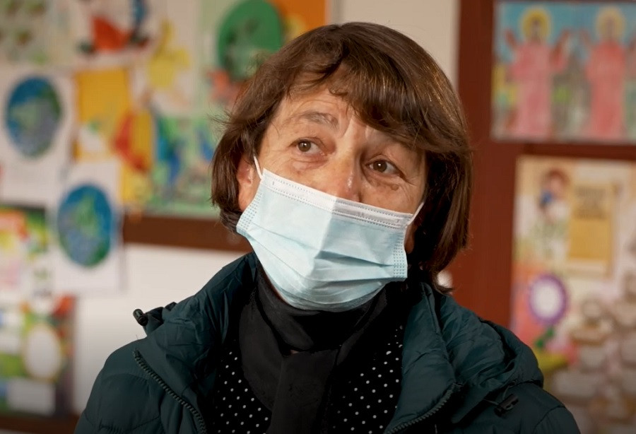 Dovadă de loialitate. A fost elevă, iar acum e &icirc;nvățătoare la școala din Lădăuți, care este renovată cu ajutorul OLX