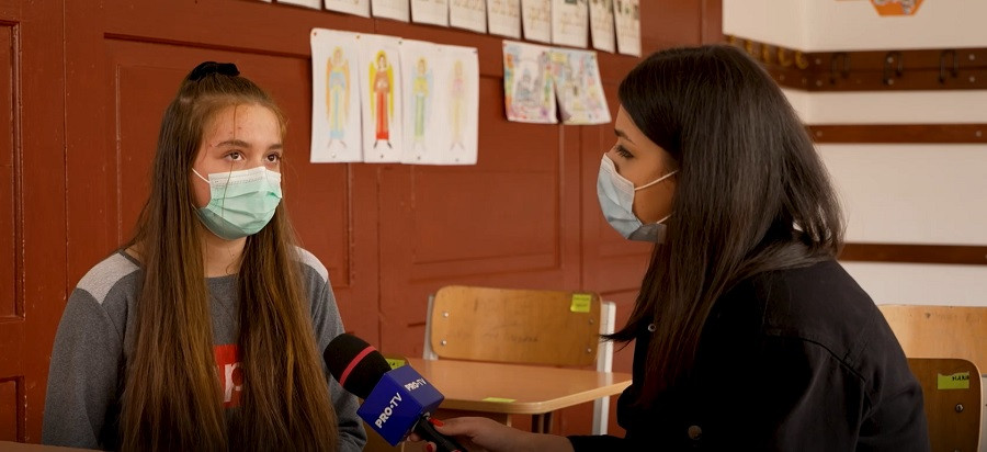 Dovadă de loialitate. A fost elevă, iar acum e &icirc;nvățătoare la școala din Lădăuți, care este renovată cu ajutorul OLX