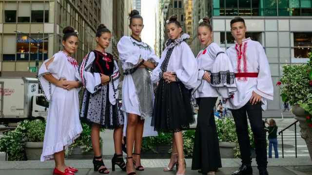 Ținutele inspirate din portul românesc fac înconjurul lumii. Ce haine sunt apreciate de străini