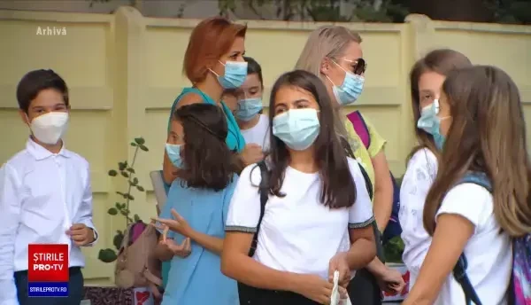 Începe școala de luni, iar părinții caută soluții pentru copii care trebuie să rămână acasă: „Nu ştiu, contactăm bunicii”