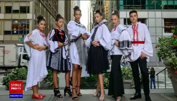 Ținutele inspirate din portul românesc fac înconjurul lumii. Ce haine sunt apreciate de străini