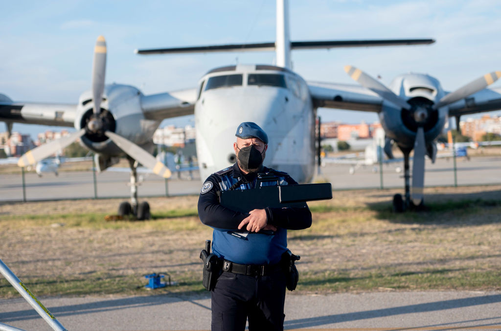 Mai mulţi pasageri ai unui avion care aterizase de urgenţă în Spania au fugit