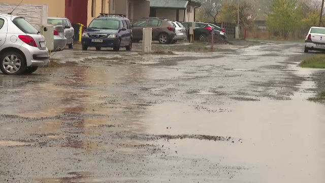 La fiecare ploaie, străzile din localitățile de lângă Timișoara se umplu de bălți și noroi. Care e motivul